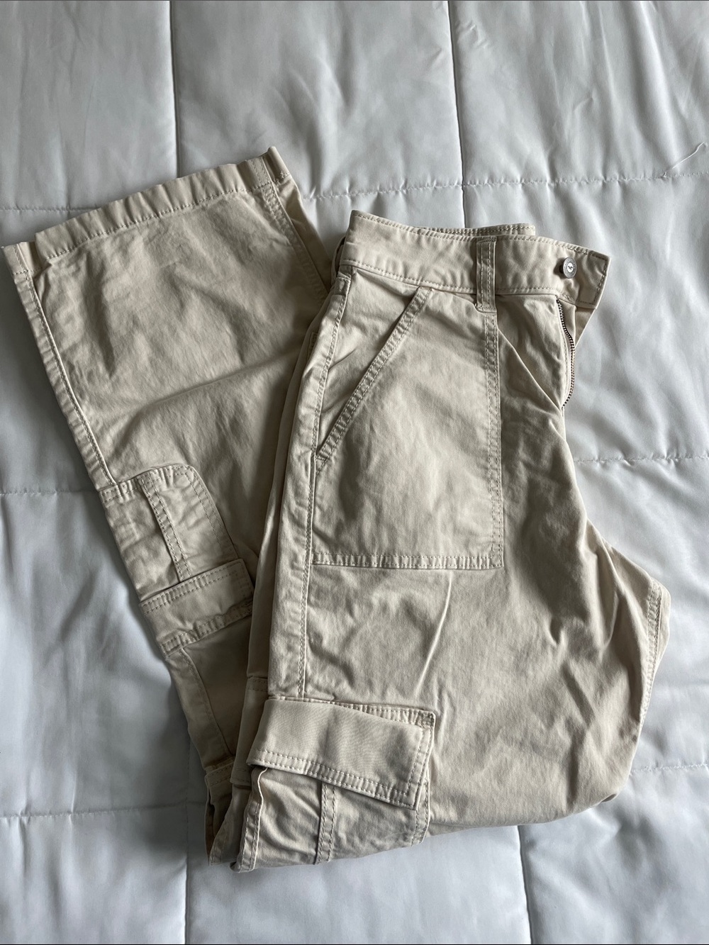 Hollister women’s Light Beige Cargo Pants - Pocketed Utility Design